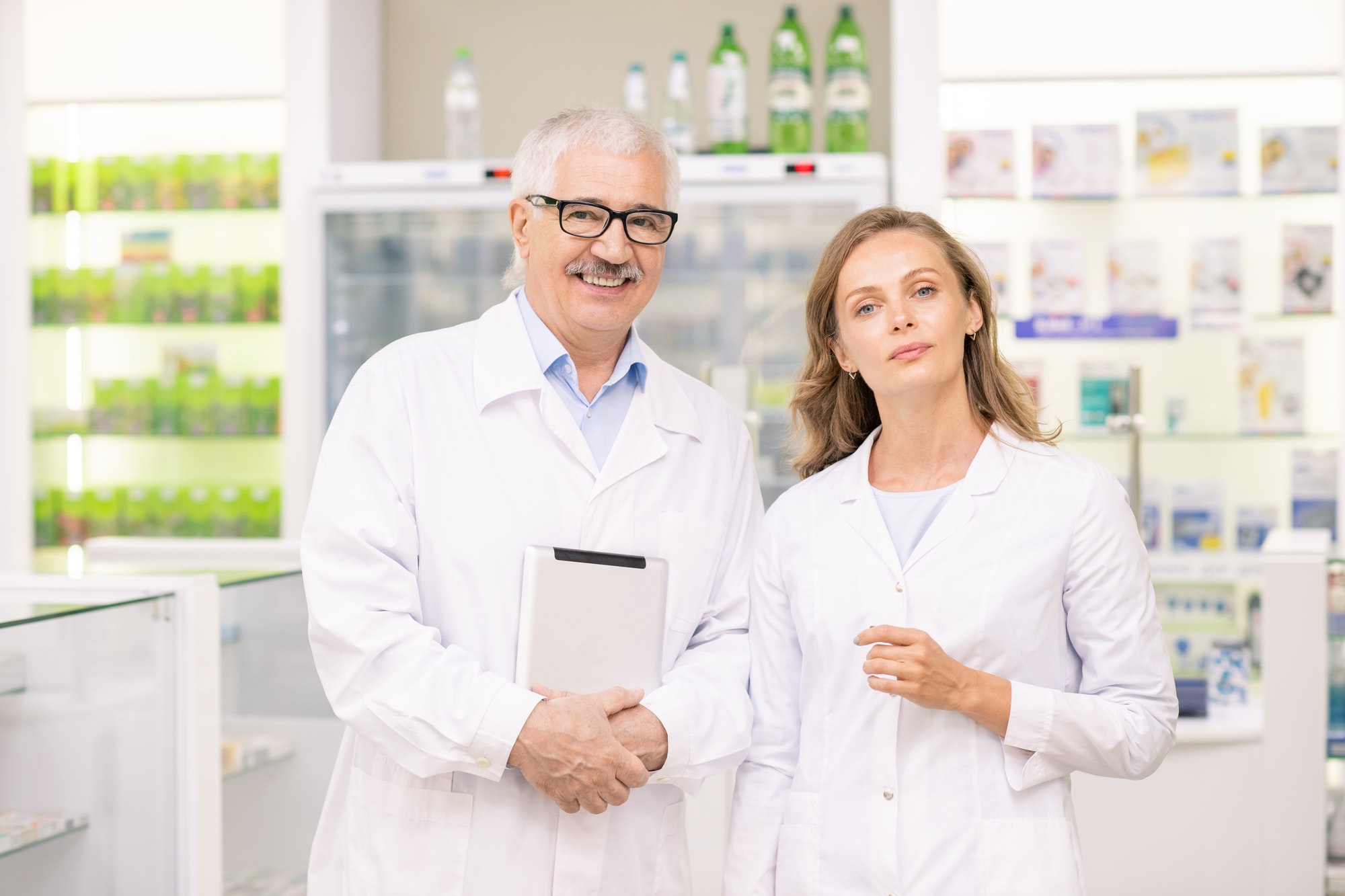 Two laboratory professionals in white coats representing Southern Cross Chemicals’ reliable chemical supply for agriculture, food, drilling, and industry in Tulsa.